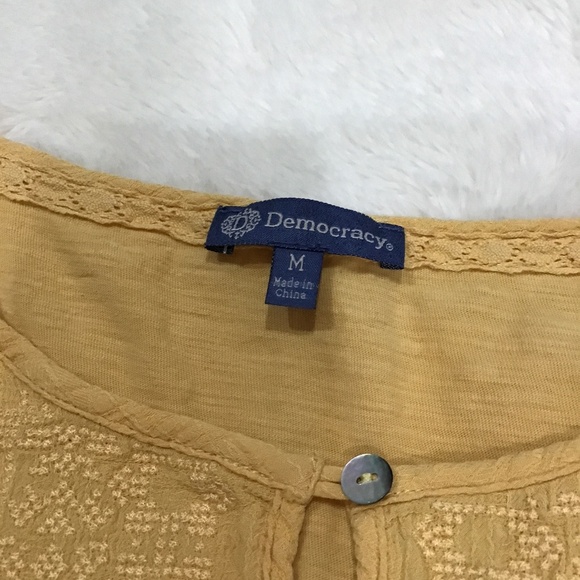 Democracy Women’s Size Medium Yellow Blouse Short Sleeve Embroidery Shirt - Picture 7 of 9